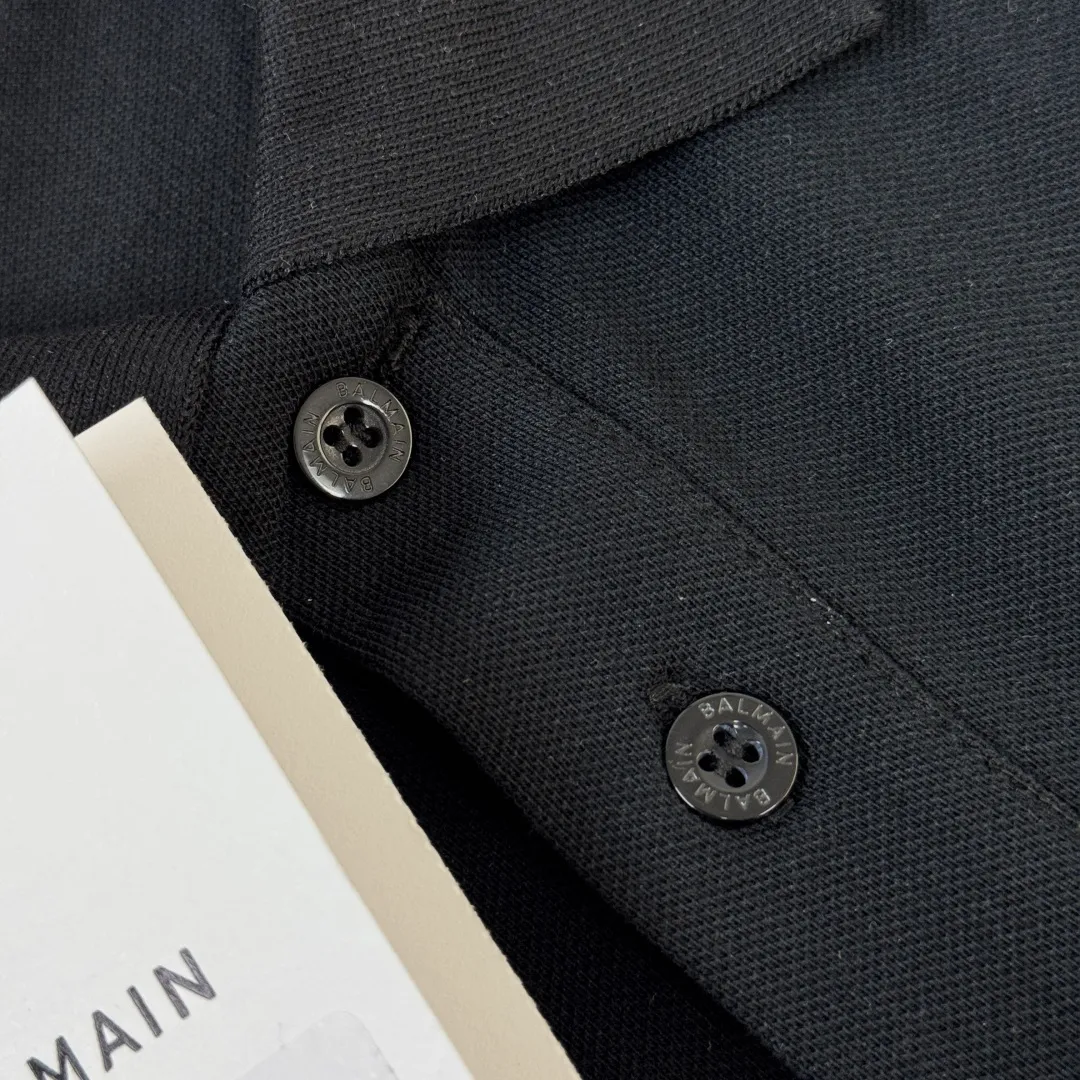 Lapel C🌟BALMAIN 2026 Newest Arrival business casual short-sleeved lapel polo shirt ~ Highly recommended ✅ Same Style for men and women ~ The fitted tailoring sets off the minimalist design style, showing the elegant style at a glance! As a brand that pursues design and tailoring techniques, the materials used will never disappoint! High count mercerized cotton material! The fabric surface is fine and smooth, soft and skin-friendly, the cotton is full and elastic, and the upper body is high-end yet crisp and stylish👍 Color: Black White Size: M L XL XXL 3XL (please state your height and weight when placing an order!)